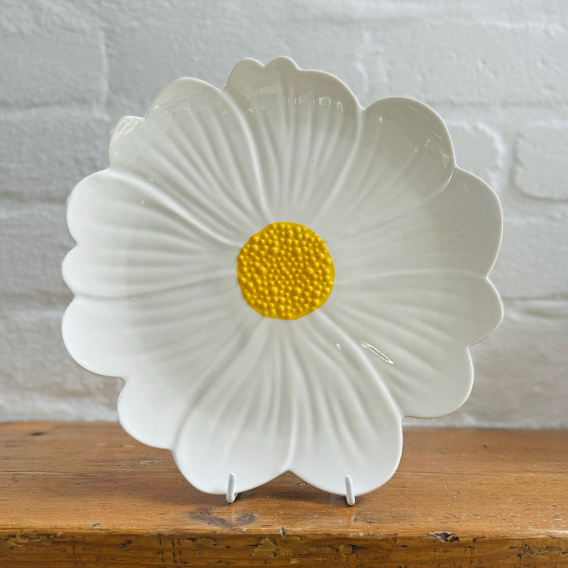 White and Yellow Flower Plate