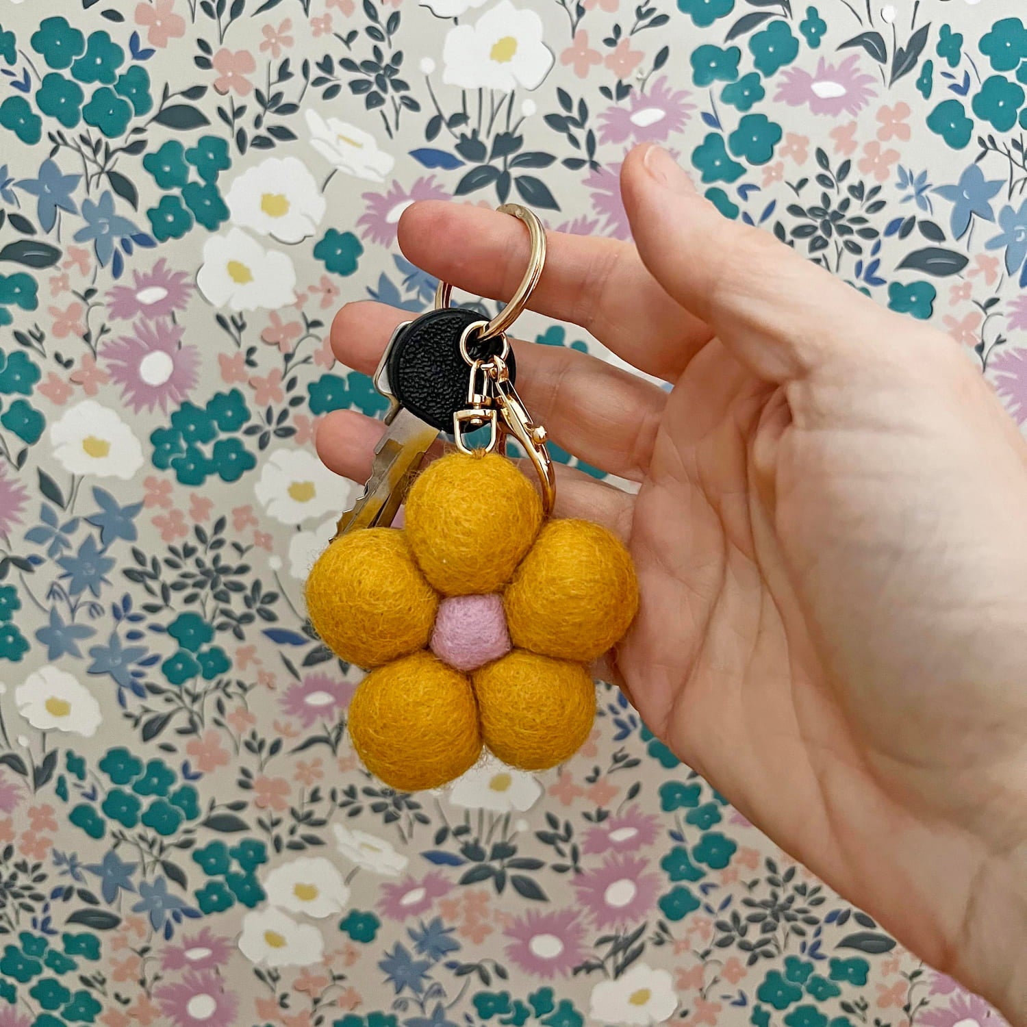 Felt Flower Keychain - Yellow / home dweller